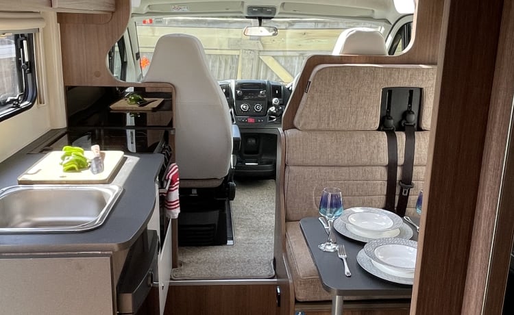 BAILEY – ERSTAUNLICHE PEGUEOT BAILEY 70-6 FAHRT MIT EINER AUTO-LIZENZ 6 BERTH UND 6 SITZGURTE