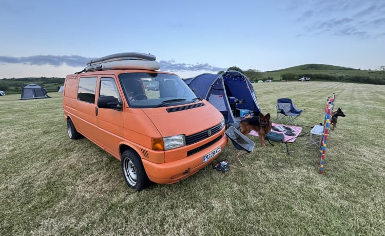 Orange Beast – 2 berth Volkswagen bus from 1996