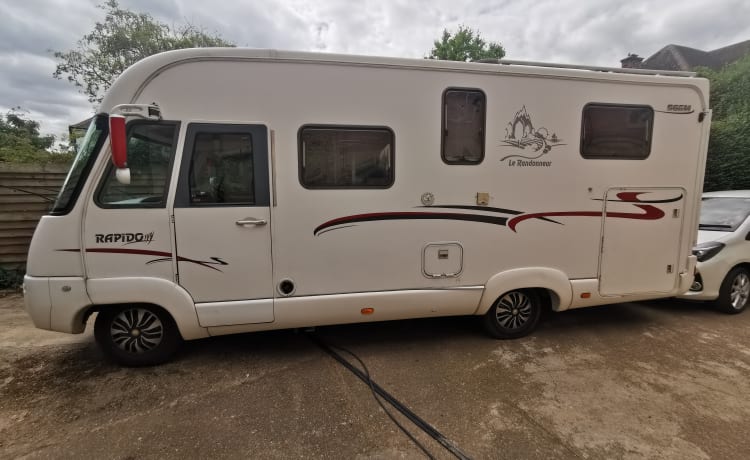 Luxe camper met 4 slaapplaatsen.