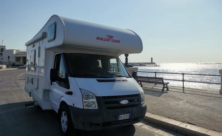 ROLLER TEAM FREEZ – FORD 4 + 1 beds and DOUBLE CLIMATE