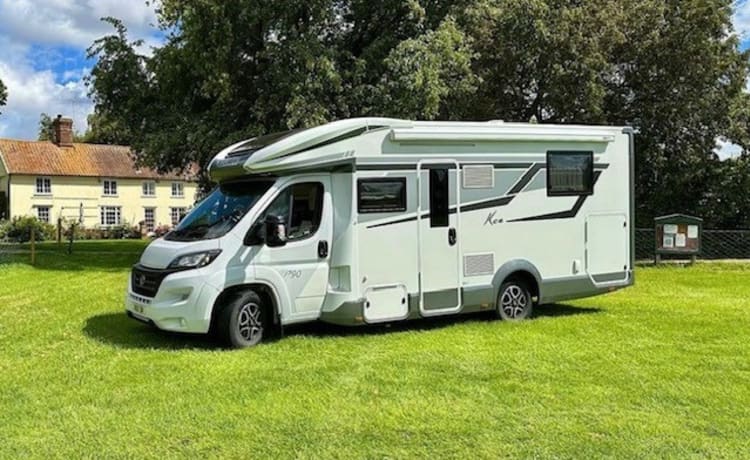 Luxe camper met 4 slaapplaatsen - Mobilvetta Kea P90