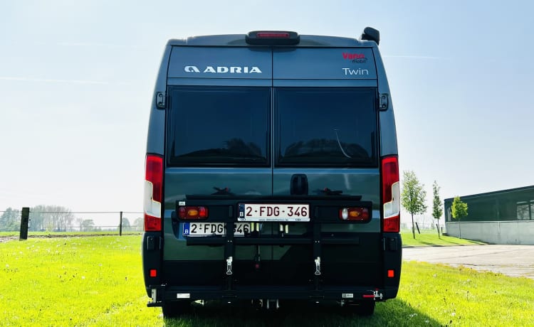 Twin Explorer SLB Luxe Fiat 140 AT9V 3,5T Automaat – 2p Adria Mobil bus uit 2024