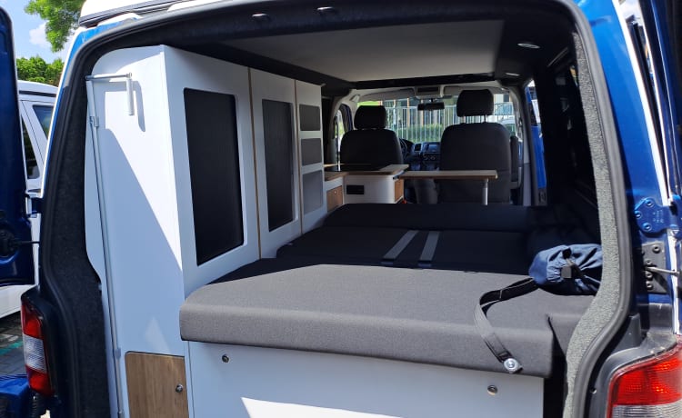 Schöner erweiterter Volkswagen T5 Camper. 180 PS