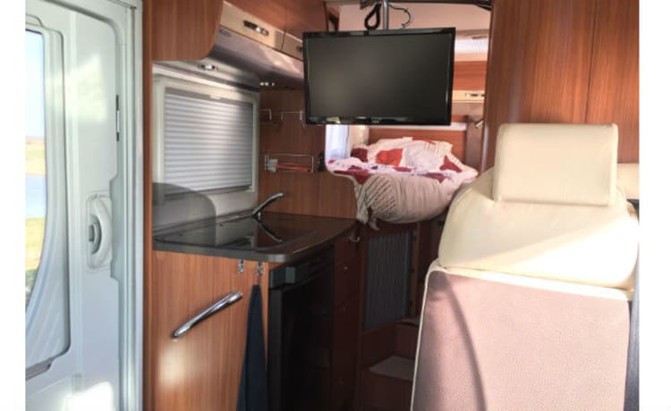 Modern Camper, automatic with air conditioning, TV and bicycle lift💪 fully equipped!