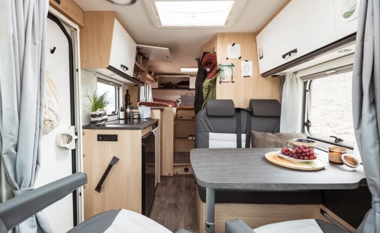 Luxe Sunlight V66 Adventure, semi-integrated camper