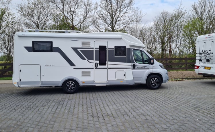 670dc – Sehr luxuriöser Camper mit freistehendem Bett und viel Sitzfläche