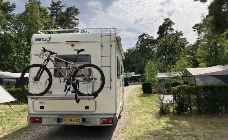 Gezellige en complete 5 persoons camper met buitenkeuken