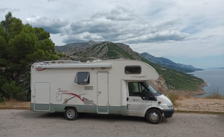 Nice 6-person alcove camper for rent