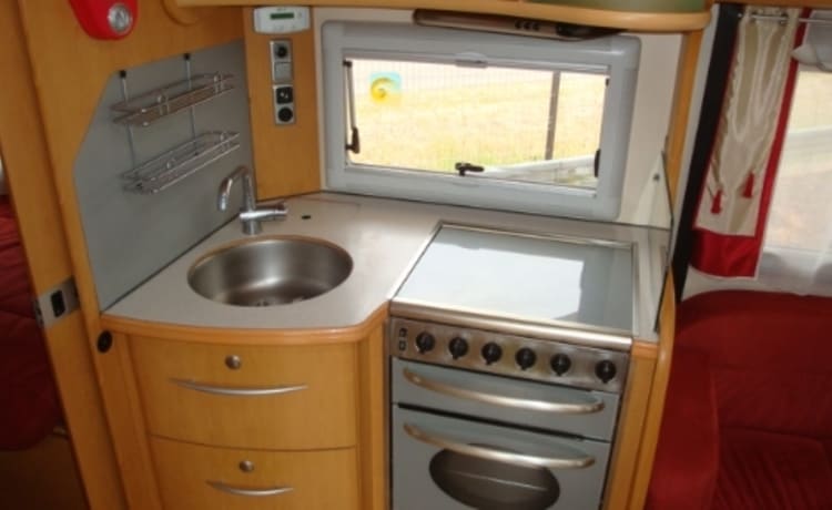 Pilote Explorateur 713 – Ruime en Nette 4 persoons camper met 2 enkele bedden en 2-persoons hefbed.