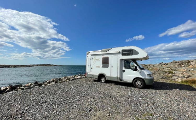 Knaussie – Wunderschöner kompakter Alkoven-Camper mit 4 Schlafplätzen