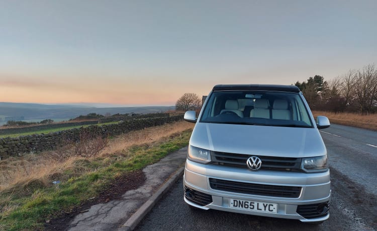 Clarence – Camping-car 4 places entièrement assuré pour explorer et profiter de la Grande-Bretagne et de l'Europe