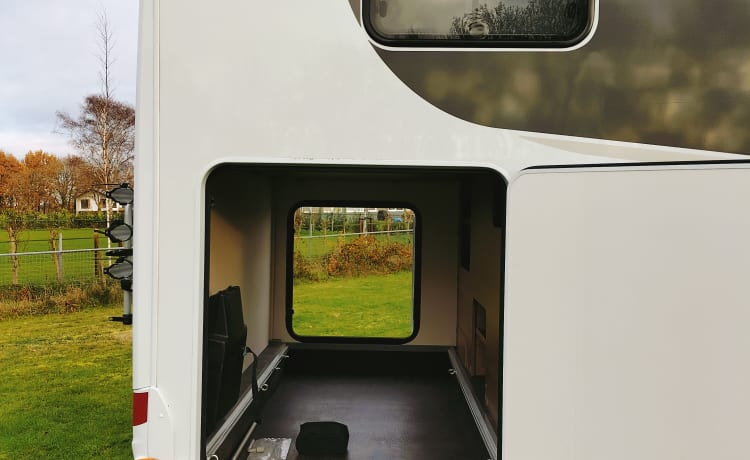 B45 – From 2022!! Good new 4 pers. camper with longitudinal beds and pull-down bed