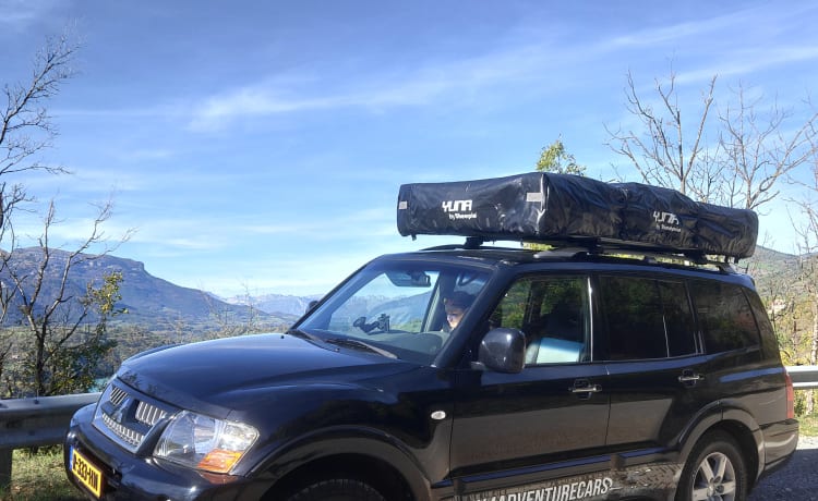 4x4 Mitsubishi Pajero con grande tenda sul tetto