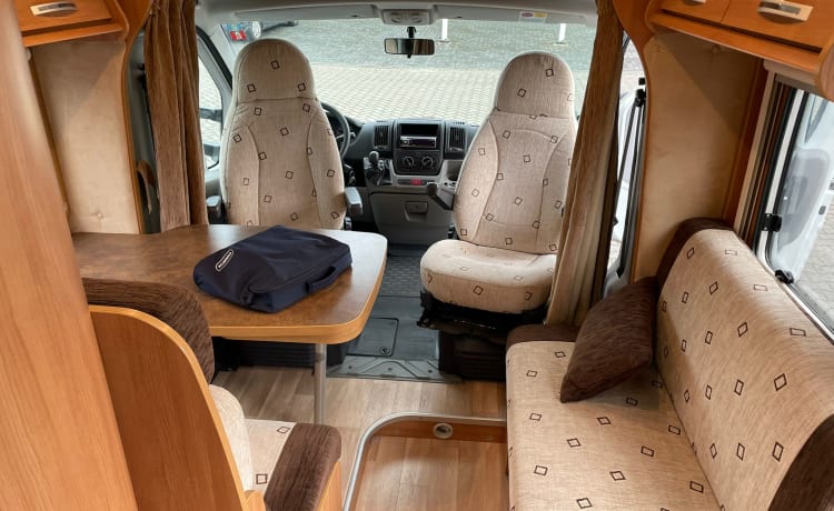 Rolling! – Wonderful, compact and spacious camper for 2-4 people