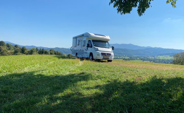 Spacious 4 person Challenger camper with queen bed