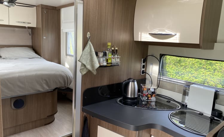 Luxe tweepersoons Queensbed camper Chausson – Volledig ingericht 