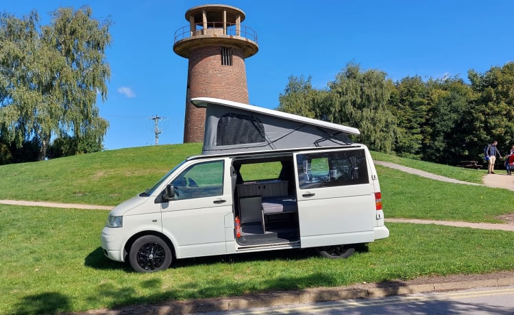 Roma – Volkswagen T5 2009 mit 4 Schlafplätzen