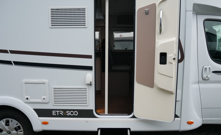 Etrusco T740, Queens- and pull-down bed, 4 sleeping- 4 seats.