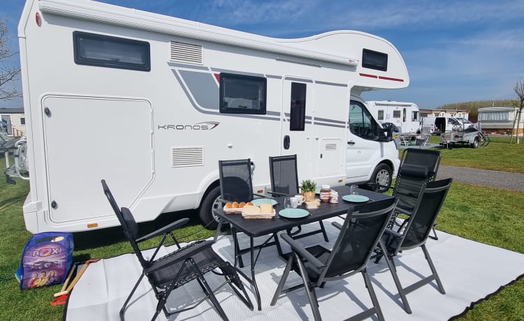 Camping-car moderne tout équipé avec alcôve :-)