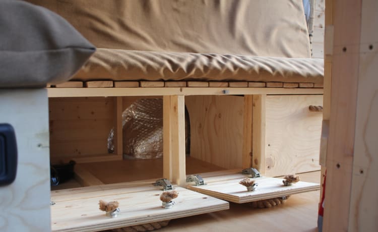 Yayka – Cosy Self-built Pine Camper Sleeps 2 