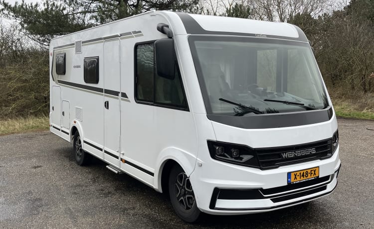 Very new and luxurious 4 person integral camper Weinsberg 650 MEG