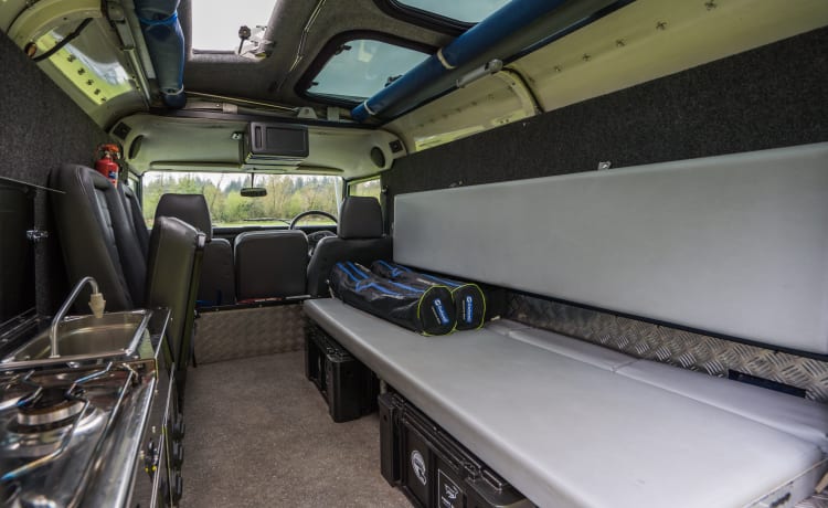 Blue Belle – Camper Land Rover per campeggio selvaggio in famiglia