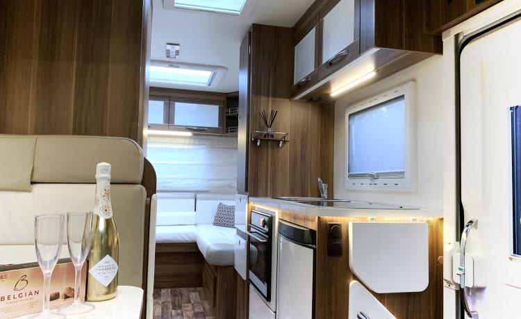 VIP 6 berth & 6 seatbelts – WiFi, 2 tv's, Huisdieren ✅, Fietsen ✅, Tafel en stoelen