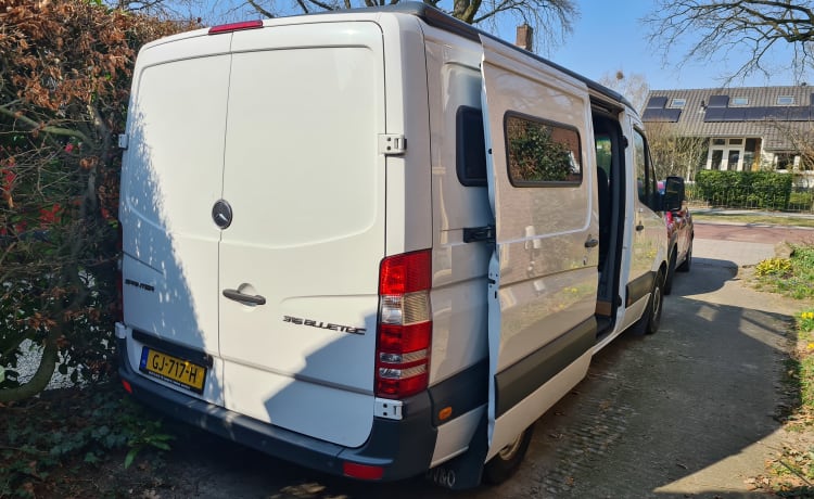 Camping-car Mercedes-Benz Bus pour 2 personnes à partir de 2015 (Euro 6)