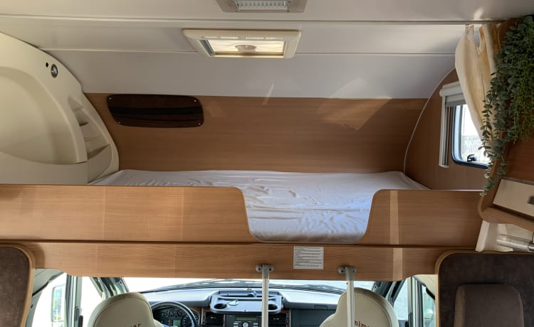 Bennie – Camper familiare Benimar Alcove - 5 persone - Incluso inventario e assicurazione