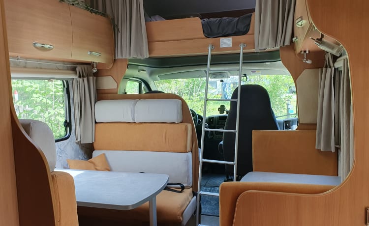 Lucky – Spacious and complete camper (7p-2012-euro5)