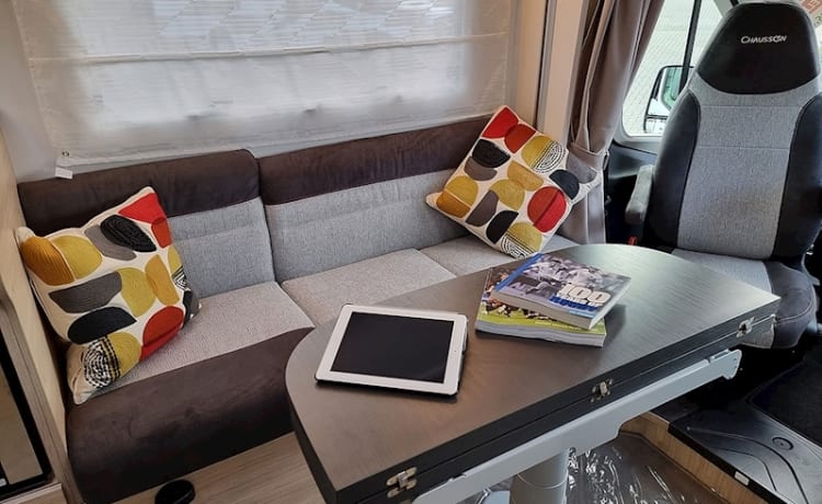 Wanda – Gloednieuwe luxe camper met 2 slaapplaatsen