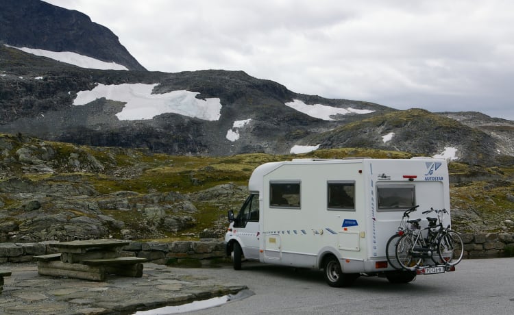 “Star” – Compacte semi-integraal camper 