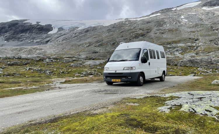 In un'avventura con un camper bus affidabile.