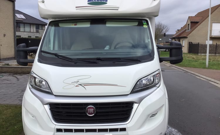 Start your freedom – Spacious MC Louis Sovereign 80 Semi-Integral