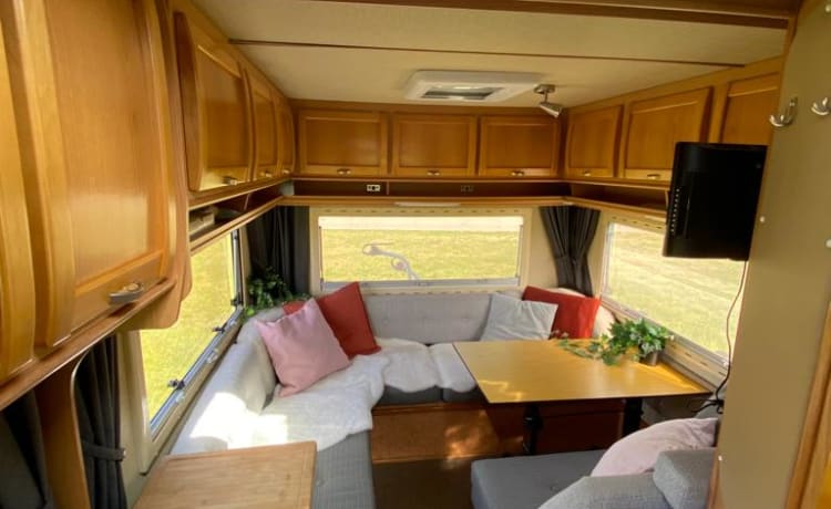 Super spacious, fresh and cozy 5 p alcove camper