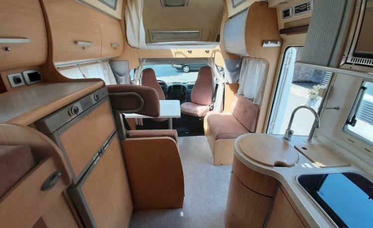 Camper 5 – Camper 5 - Fiat Ducato - Il camper ideale per famiglie con 2 letti a castello.