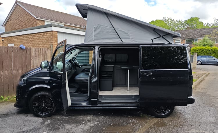 The Black Vanther  – 4-persoons Volkswagen campervan uit 2015