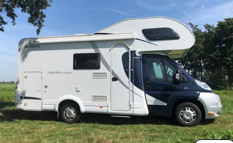 Beau camping-car spacieux avec chauffage et climatisation