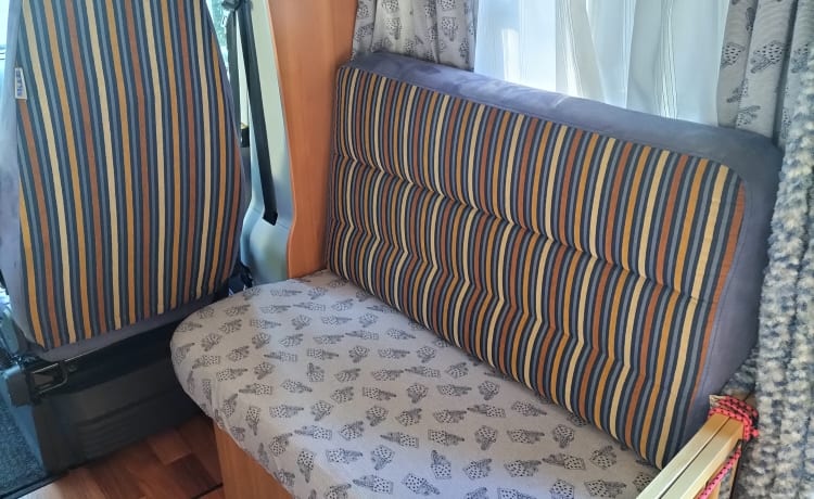 Kievit – 2p Hymer semi-intégré de 2010 (avec place pour 3ème personne)