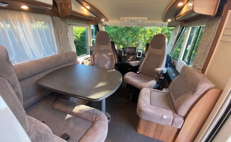 Luxueuze en comfortabele nieuwe Carthago camper