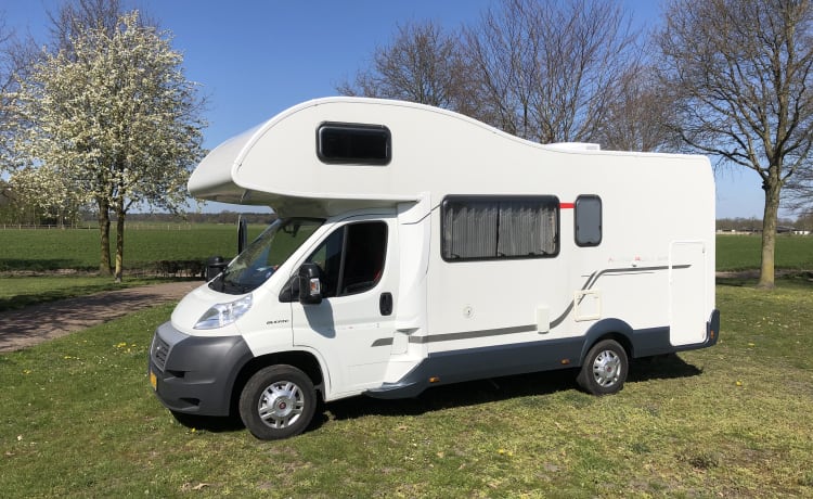 Luxuriöser geräumiger 6-Personen-Familiencamper mit Klimaanlage (2x), Garage und Inventar.