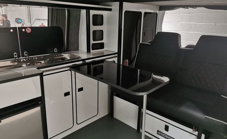 Daphne the Festival Campervan  – Mercedes-Benz Wohnmobil mit 4 Schlafplätzen, ideal für Festivals und Off-Grid