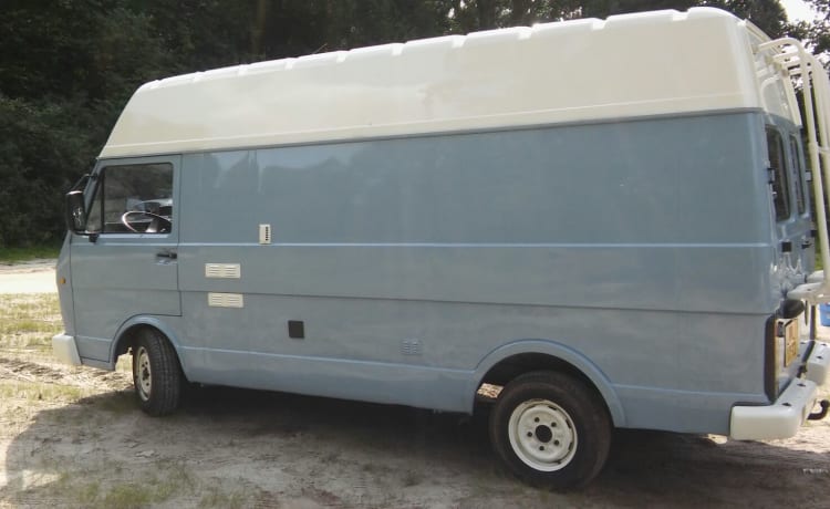 Nice Volkswagen bus camper, ready for adventure!