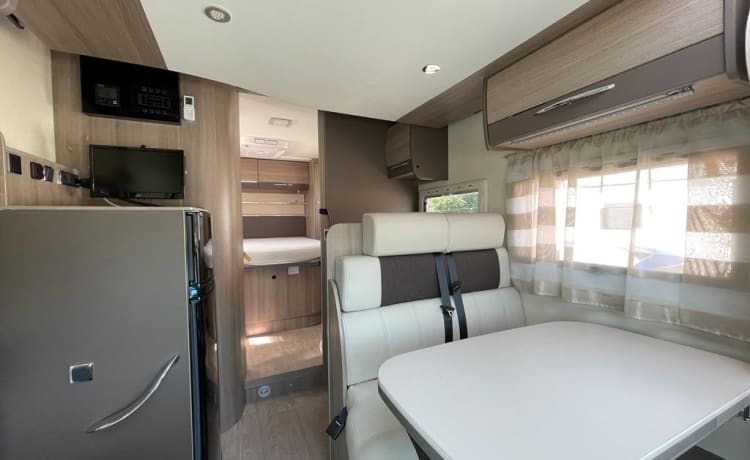 4 pers. challenger. Spacious, modern and luxurious camper with AIRCO and 2x TV.