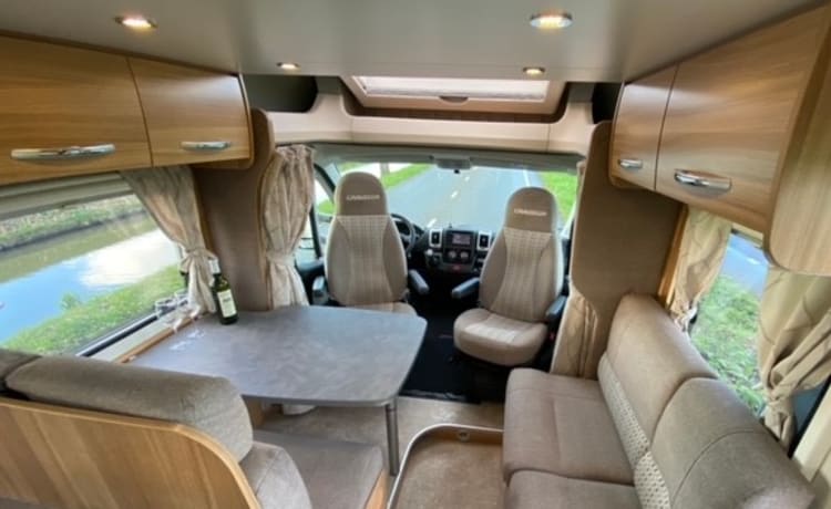 Luxe,ruime en compleet ingerichte 4 pers. camper.