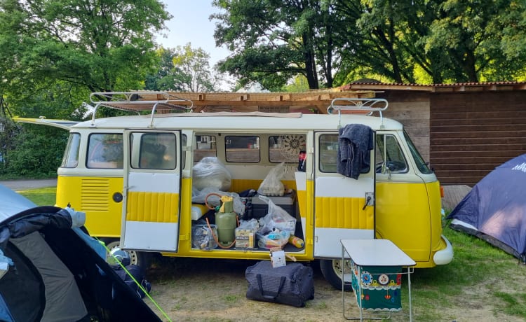 2p Volkswagen campervan uit 1979