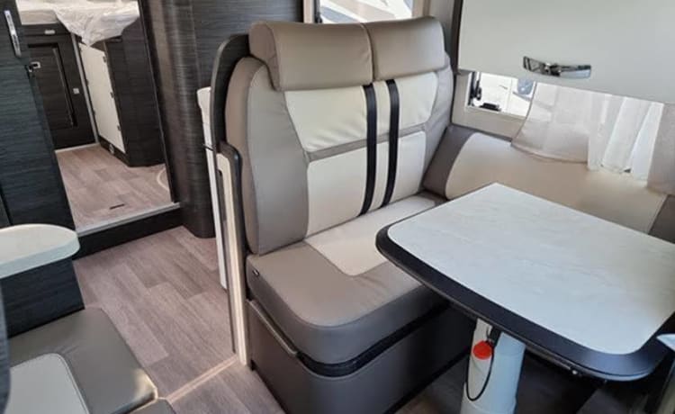 Spiksplinternieuwe ultra luxe camper