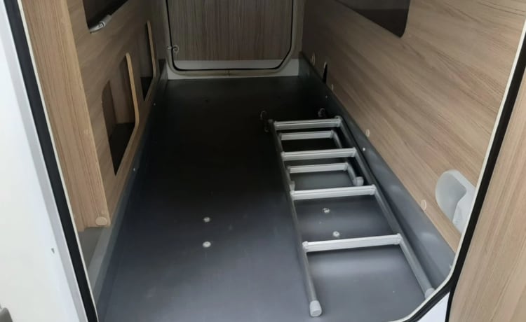 CI X-TIL – Hele luxe 4 persoons camper met queensbed en hefbed, veel bergruimte