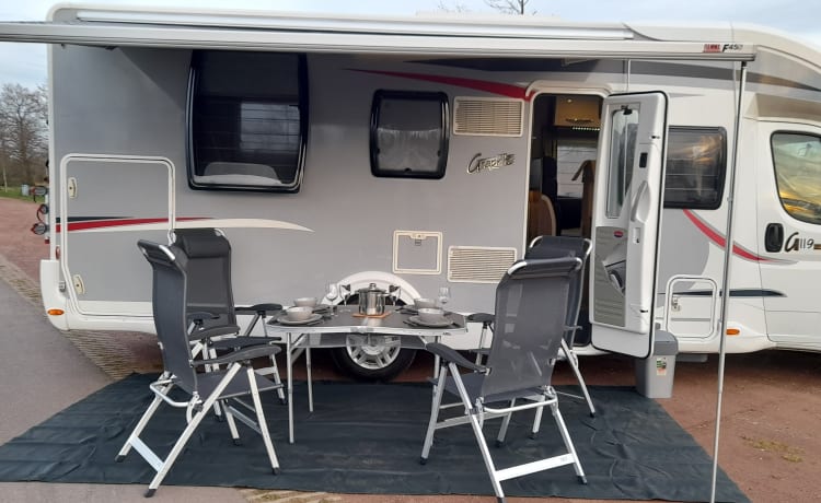 Spacious 4 person Challenger camper with queen bed