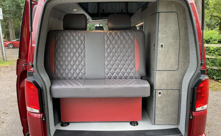 Red Auto – 4-Bett Volkswagen Transporter T6.1 DSG Auto